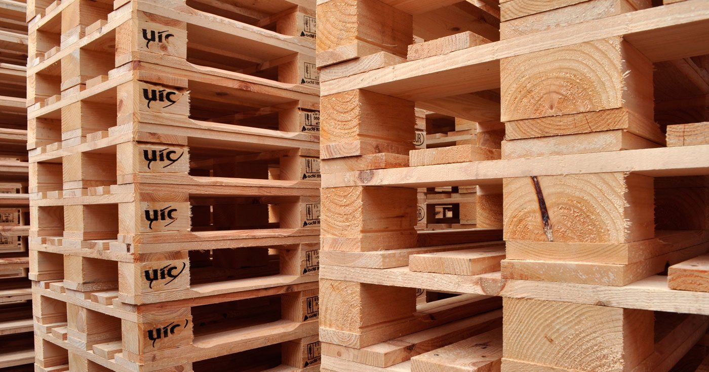 Palets de madera apilados y listos para expedición